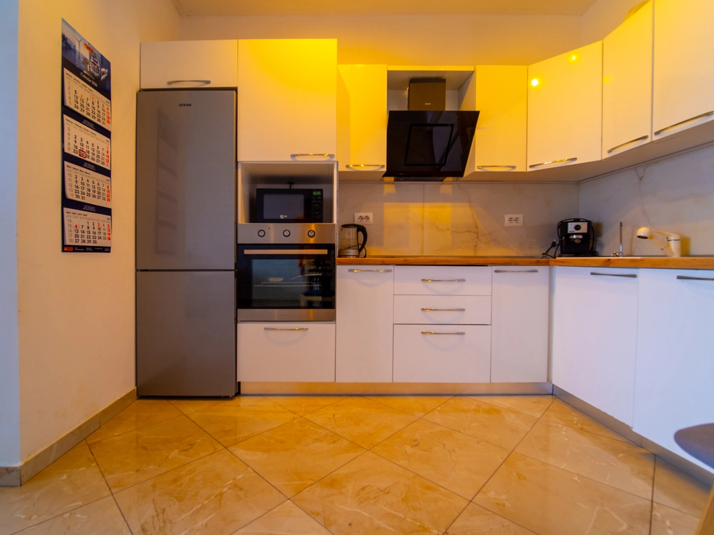 Empty room before virtual staging